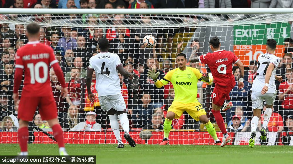 贝林厄姆在皇马纪录片《Universo Real Madrid: United Kingdom》的采访中表示，想为俱乐部的伟大历史添砖加瓦。